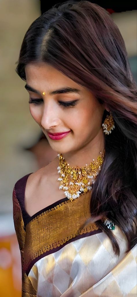 Pooja Hedge In Saree, Pooja Hegde, Samantha Photos, Saree Photoshoot, Juicy Lips, Actors Images, Bollywood Girls, Indian Dresses, Beauty Women