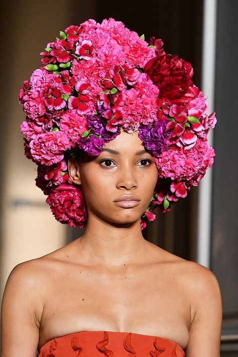 Valentino Models Wore Giant Flower Headpieces and Big Hair at 2018 Haute Couture Week Hair Runway, Lineisy Montero, Couture Hairstyles, Valentino Couture, Giant Flowers, Flower Headpiece, Floral Headpiece, Couture Week, Floral Hair