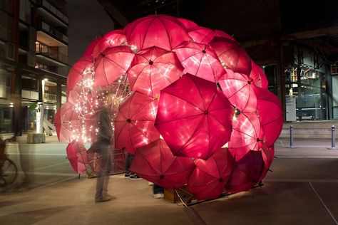 Instalación, Sidney. Umbrella Installation, Umbrella Project, Colorful Art Installations, Umbrella Street, Vivid Sydney, Umbrella Art, Red Umbrella, Under My Umbrella, Colorful Roses