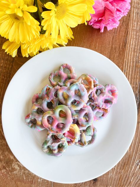 Tie Dye Food Ideas Birthday, Tie Dye Recipes, Tie Dye Pretzel Rods, Tye Dye Desserts, Tie Dye Pretzels, Tie Dye Desserts, Tie Dye Food Ideas, Pastel Tie Dye Birthday Party, Tie Dye Party Food