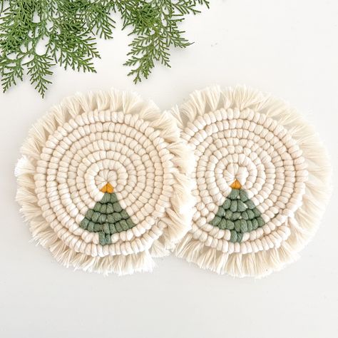 Macrame Christmas Gifts Diy, Macrame Christmas Gift Ideas, Macrame For Christmas, Macrame Christmas Decor, Macrame Christmas Decorations Tutorial, Christmas Macrame Ideas, Macrame Gift Ideas, Xmas Macrame, Holiday Macrame