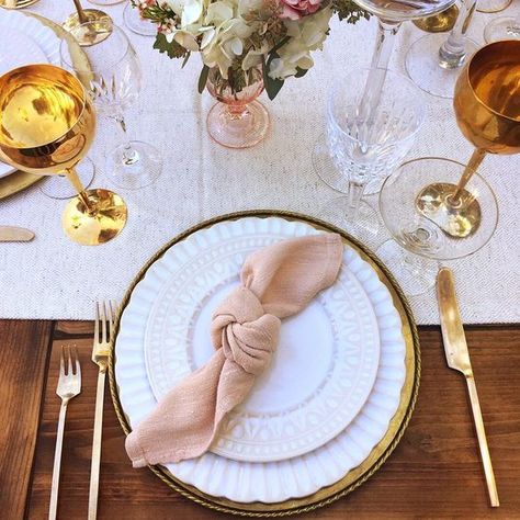 PRETTY DETAILS | Knotted Napkins Napkin Ideas For Wedding, Knotted Napkin, Diy Wedding Napkins, Wedding Napkin Folding, Napkin Ideas, Wedding Dinner Napkins, Wedding Knot, Wedding Stone, Pink Napkins