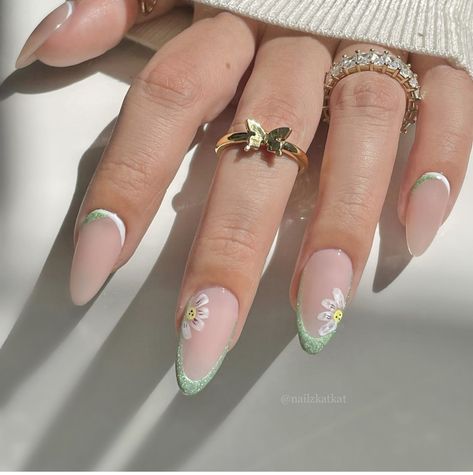 Ready to welcome the vibrant colors of spring onto your fingertips? Wondering how to elevate your nail game with a touch of elegance? Explore our collection of 24 elegant spring nail design ideas that will inspire your next manicure. Almond Nails White, Spring Sets, Gel Paint, Easter Nail Designs, Green Nail Designs, Lavender Nails, Floral Nail Designs, Cute Spring Nails, Liner Brush