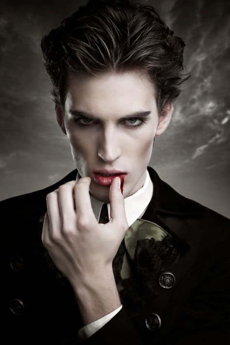 Favorite Classic Halloween Look – Men: Vamped Up  •	Get the look:  1.	Apply Tea Tree Firm Hold Gel liberally throughout damp hair.  2.	Using a 413 Sculpting Brush, blow dry the hair up and toward the back of the head.  3.	Add texture by applying Tea Tree Shaping Cream to the ends of hair using your fingers. #paulmitchell #halloweenhair Mens Vampire Makeup, Vampire Hairstyles, Vampire Legends, Vampire Hair, Vampire Makeup Halloween, Hairstyles Male, Makeup Zombie, Male Vampire, Halloweenský Makeup