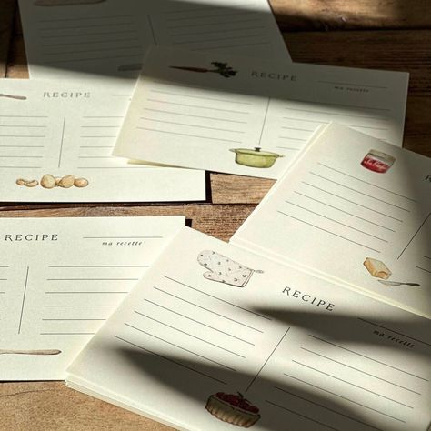 When you need to preserve a cherished family recipe, we have the perfect recipe cards! Beautifully hand-illustrated, this box set of 24 cards by artist Adelle Rose was designed exclusively for Vivi et Margot! Printed on the highest quality cream thick card stock to endure frequent handling, each set contains six timeless and charming designs! ⁠ .⁠ .⁠ .⁠ #recipecards #recipecard #handillustrated #recipeillustration #kitchenware #kitchenwares #foodiegift #hostessgift #kitchenstyle #burnstn #fra... Recipe Card Box, Illustrated Recipe, Recipe Tin, Mirror Artwork, Cocktail Kits, Family Recipe, Recipe Card, Foodie Gifts, Faux Florals