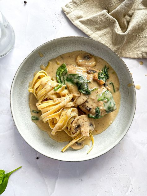 Chicken Mushroom Florentine, Pasta Plating, Mushroom Florentine, Florentine Pasta, Easy Lemon Chicken Recipe, Easy Lemon Chicken, Spinach Fettuccine, Chicken Mushroom Pasta, Homemade Pasta Sauce