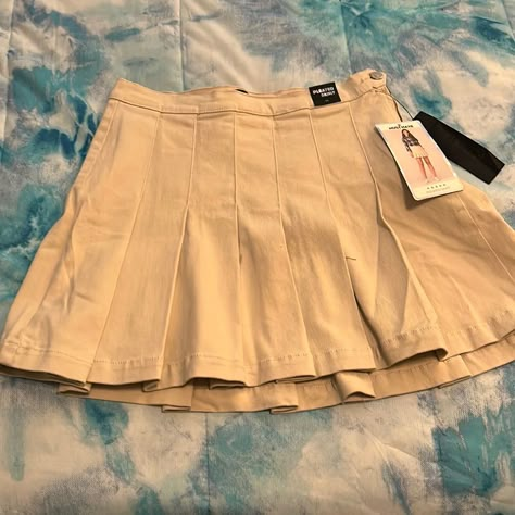 Cute Khaki Colored Skirt Nwt Size Medium Waist Is 14 Inches Laying Flat Top To Bottom Is 17 Inches Pleaded Skirt, Khaki Skirt, Khaki Color, Flats Top, Cute Skirts, Womens Skirt, Outfit Inspo, Style Inspiration, Cute Outfits