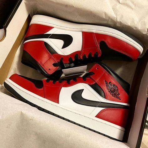 Chicago Red Jordans, Jordan 1 Rouge, Jordans Red And White, Fire Red Jordan 1, Air Jordan Red And White, Jordan 1 Red And White, Tenis Jordan 1, Jordan 1 Og Chicago, Jordans Chicago