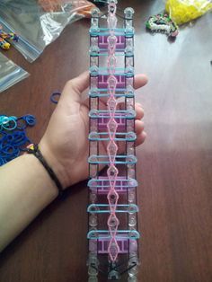 Diy Loom Bracelet Rubber Bands, Simple Rainbow Loom Bracelets, Rubber Band Crafts Diy, Rainbow Loom Ideas, Rainbow Loom Instructions, Rainbow Loom Easy, Easy Bracelet Patterns, Loom Bands Instructions, Loom Band Patterns Instructions