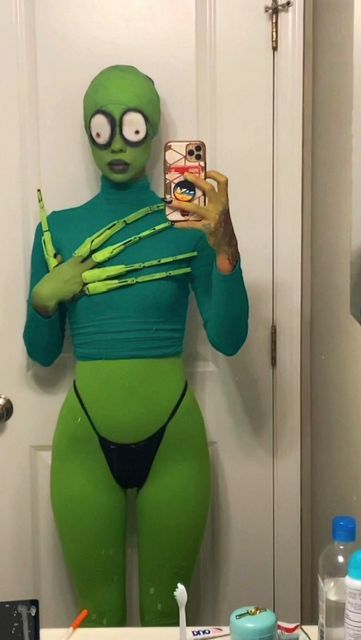 ♥ snitchery ♥ on Instagram: "NURSE SHE’S OUUUTTT 👹 - Y’ALL LMAOOOO it’s come to my attention that hundreds of thousands of you found me AFTER the monstrosity of thotty salad fingers ??? I keep getting requests for his lil spoon loving self and I’ve never uploaded the undeniably best version of this video here before so ENJOY :D 🥄🥄🥄 - #cosplay #cosplayer #makeup #viral" Snitchery Instagram, Trixie Halloween Costume, Halloween Costumes With Dreads, Snitchery Cosplay, Salad Fingers Costume, Discord Mlp Cosplay, Thorn Hex Girl Cosplay, Salad Fingers, Secy Halloween Costumes