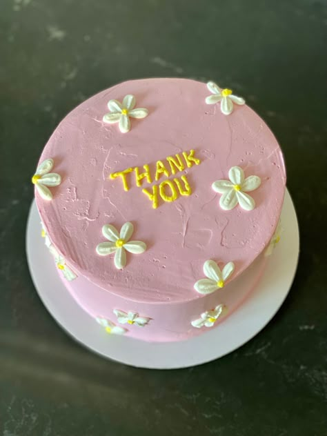 A 6 inch lemon cake filled with lemon curd, decorated with Italian meringue buttercream. All covered in cute little daisies. 6 Inch Cake Ideas, 6inch Cake Design, Cute Lemon Cake, Yellow Cake Design Simple, 22nd Bday Cake, Lemon Cake Design, Pink Daisy Cake, Lemon Cake Decoration, Homeade Cake