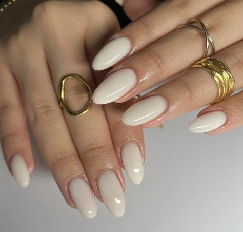 White Almond Nails, Unghie Sfumate, Nagellack Trends, Plain Nails, White Acrylic Nails, Cream Nails, White Nail, Trendy Nail Art, Oval Nails