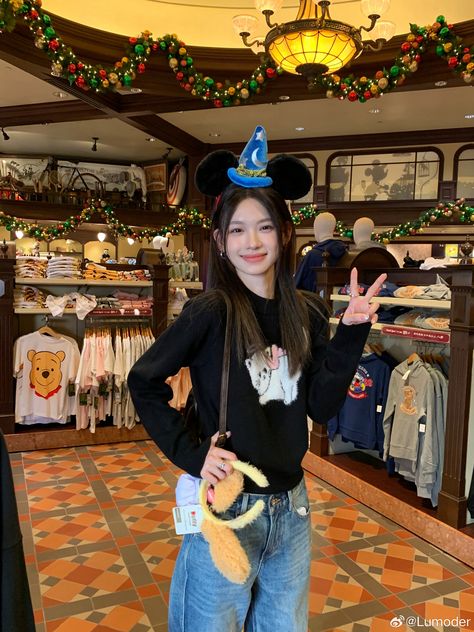 Disney Japan Outfit, Disneyland Winter Outfit Ideas, Hongkong Disneyland Outfit, Disney Outfits Winter, Disney Winter Outfits, Tokyo Outfits, Disney Outfits Women, Disney Tokyo, Hospital Architecture