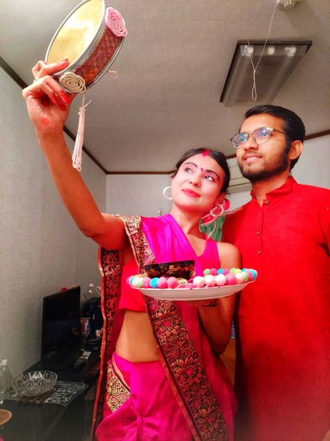 Karva Chauth Poses With Husband, Karwachauth Couple, Karwa Chauth Pics, Couple Poses Photography, Durga Ji, Karva Chauth, Poses Couple, Poses Photography, Best Photo Poses