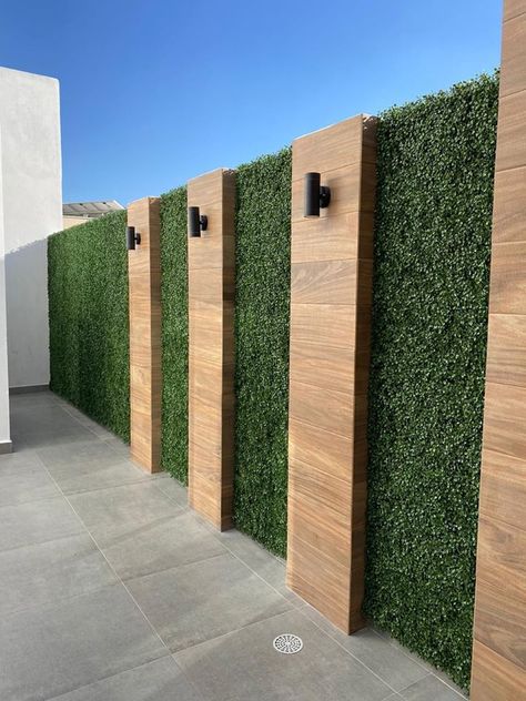 Backyard Brick Wall Ideas Paint, Barbacoa Exterior, Artificial Grass Design, Acreage Landscaping, Artificial Grass Wall, Grass Design, Modern Backyard Landscaping, Grass Wall, Backyard Renovations