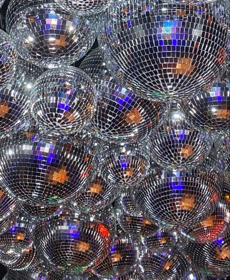 Disco Ball Ceiling, 2023 Apartment, Apartment 2023, Disco Background, Disco Ball Mirror, Photo Booth Design, Walk Idea, Mirror Ceiling, Disco Glam