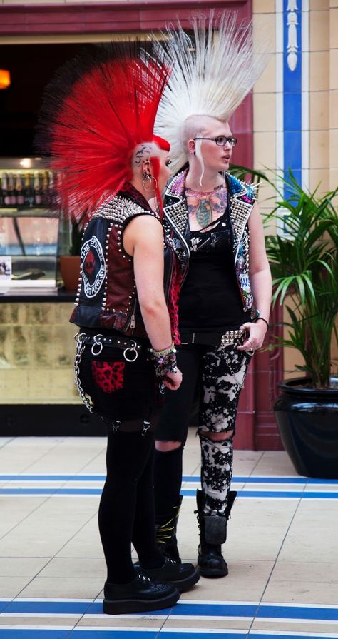 80s Punk Rock Fashion, Punk 80s Fashion, Rock Festival Outfit, 80s Punk Fashion, Punk Mohawk, Chicas Punk Rock, Punk Rock Girls, Punk Is Not Dead, Punk 80s