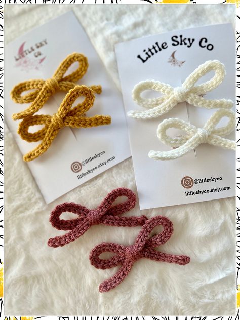 Looking for cute and creative baby hair clips ideas? Check out our curated list of 11 adorable styles and tips to keep your little one looking stylish and sweet. From bows to flowers, find the perfect accessory to complement your baby's outfit. Keep those locks in place with these charming baby hair clips. Packaging Ideas For Crochet Items, Crochet Bows Hair, Crochet Clips Free Pattern, Crochet Bow Clip, Crochet Bow Hair Clip, Hair Clip Crochet Free Pattern, Crochet Hair Clips Tutorial, Crochet Clips Hair, Crochet Hair Clips Free Pattern