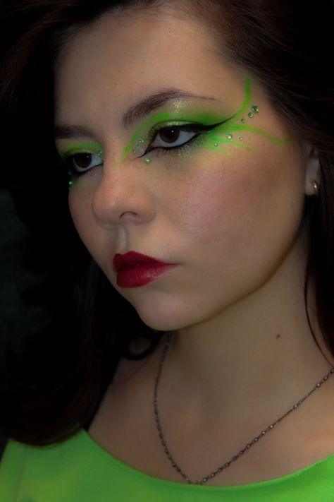 brat charli xcx inspired makeup look Brat Girl Summer Makeup, Brat Makeup Charli, Brat Makeup Look, Brat Makeup, Brat Charli, Funky Makeup, Brat Summer, Makeup Board, Inspired Makeup