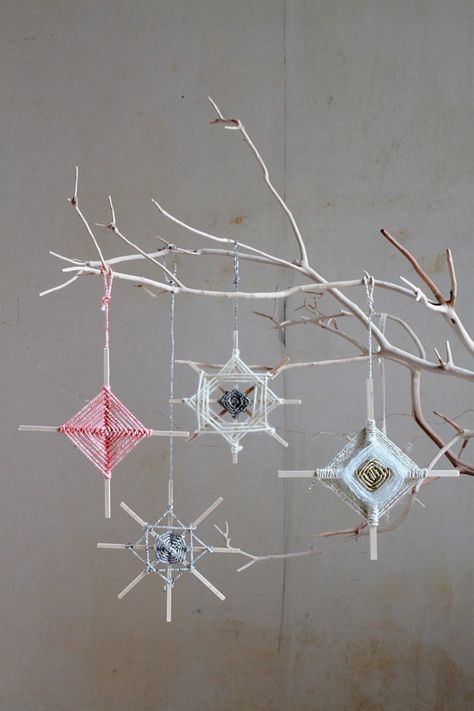 Scandi inspired gods eyes, by Justine Hand for Remodelista Gods Eyes Craft, Woven Christmas Ornaments, Mexican Ornaments, Gods Eyes, God's Eye Craft, Eye Ornament, God's Eye, Tree Star, Holiday Pops