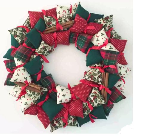 Looking for DIY holiday wreath ideas that will astound your Christmas party guests? This December, turn your home into a winter wonderland with this easy Christmas Pillow Wreath Tutorial. This DIY wreath will add a quirky, cozy, and positively precious feel to your holiday decorations. Pillow Wreath, Christmas Fabric Crafts, Holiday Pillow, Fabric Wreath, Christmas Wreaths To Make, Navidad Diy, Holiday Pillows, Wreath Tutorial, Family Holidays