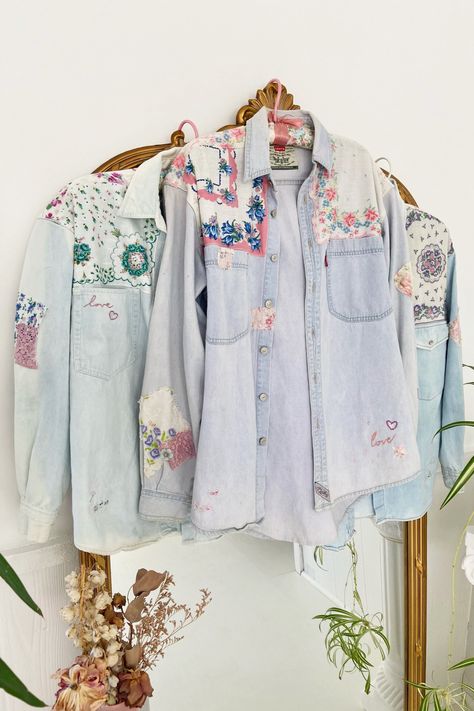 Denim Shirt Upcycle Ideas, Denim Shirt Refashion Diy, Denim Shirt Embroidery Ideas, Upcycled Denim Shirt, Denim Shirt Upcycle, Denim Jacket Upcycle, Ingenue Natural, Upcycled Couture, Texas Outfits