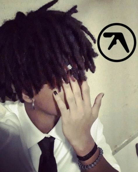 Standard emo dreadhead Dread Hair, Dreadhead Aesthetic, Emo Dreadhead Boys, Emo Braids, Emo Dreadhead, Black Emo Hairstyles, Emo Black Boy, Black Dread Head Pfp, Emo Hairstyles