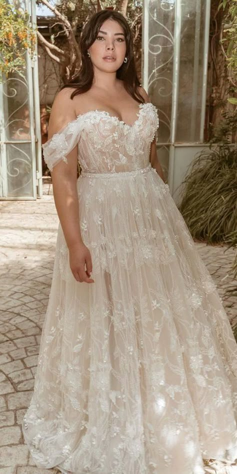 Plus Size Lace Wedding Dress, Curvy Wedding Dress, Romantic Wedding Dress Lace, Curvy Wedding, Wedding Dresses Whimsical, Plus Wedding Dresses, Garden Wedding Dresses, Plus Size Wedding Gowns, Boda Mexicana