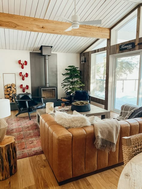 Cabin Decor Ideas To Create A Cozy Bedroom Design Lake Cabin Living Room Ideas, Cozy Mountain Living Room, Artsy Cabin, Ski Cabin Interior, Modern Cabin Living Room, Mountain Cabin Interior, Modern Cabin Interior Design, Northern Cottage, Cabin Chronicles