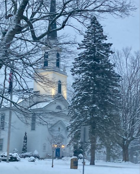 Stars Hollow Winter Aesthetic, Lorelai Gilmore Winter Aesthetic, Stars Hallow Christmas, Winter In Stars Hollow, Stars Hallow Winter, Gilmore Girls Winter Aesthetic, Gilmore Girls Winter Wallpaper, Winter Gilmore Girls Aesthetic, Stars Hallow Aesthetic