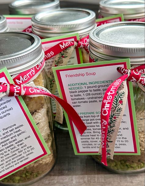 Friendship Soup in a Mason Jar makes a great quick and easy gift! 🎄 Details in today’s blog post. #creatingme #christmas #christmasgifts #masonjar #soupmix #soupmixinajar #neighborgifts #giftsfromthekitchen Mason Jar Gift Ideas For Christmas, Soups In A Jar, Friendship Soup In A Jar Free Printable, Soup Mix In An Ornament, Friendship Soup, Friendship Soup In A Jar, Mason Jar Snacks Gifts, Dry Soup Mix In A Jar Gift Ideas, Friendship Soup Mix In A Jar