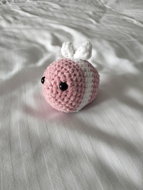 cute things to crochet, small crochet ideas, bee plush, small gift ideas, strawberry bee plush, cute plushy, handmade gift idea, handmade plush, amigurumi bee Corchetes Ideas, Small Crochet Plushies, Small Bees, Crochet Strawberry, Sakura Flower, Crochet Business, Handmade Plush, Diy Crochet Projects, White Crochet