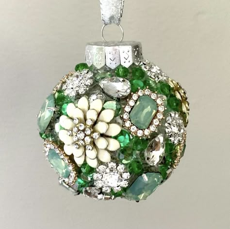 Brooch Christmas Ornament, Brooch Craft Ideas, Crafts With Vintage Jewelry, Christmas Ornaments Made From Old Jewelry, Christmas Ornaments From Old Jewelry, Vintage Jewelry Ornaments, Jeweled Ornaments, Christmas Jewelry Diy, Old Jewelry Crafts