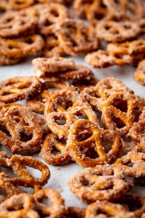 Gluten-Free Cinnamon Sugar Pretzels Salty Snacks Easy, Snacky Foods, Gluten Free Christmas Cookies Recipes, Cinnamon Pretzels, Cinnamon Sugar Pretzels, Snack Easy, Vanilla Mug Cakes, Gluten Free Pretzels, Happy Families