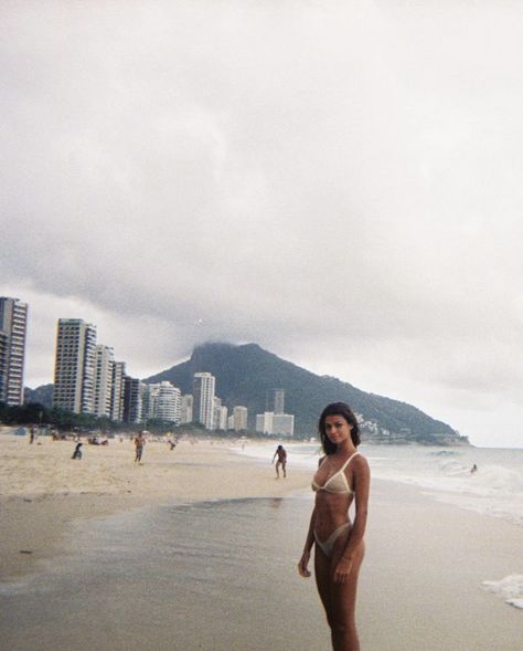 Curly Hair Brunette, Brazil Life, Costa Brazil, Brazil Houses, Tan Aesthetic, Brazil Beaches, Brazil Culture, Beach Palm Trees, Ipanema Beach