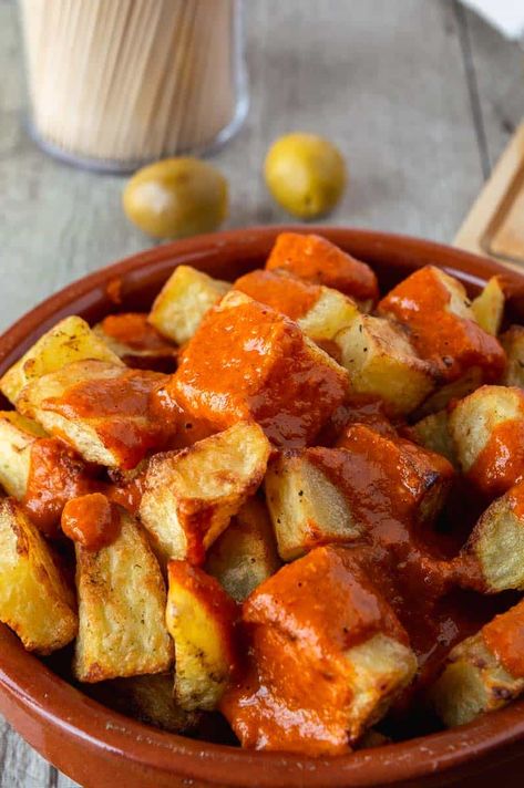 This easy bravas sauce recipe comes together in just fifteen minutes! An authentic recipe, the perfect sauce to top fried potatoes to make patatas bravas, a popular Spanish tapa. It's even vegan! Serve with a selection of other easy tapas and olives, fresh crusty bread and a good wine. Make it today and let us know how much you love it! Papas Bravas Recipe, Bravas Sauce Recipe, Bravas Sauce, Easy Tapas, Basque Food, Spanish Tapas Recipes, Homemade Brunch, Salsa Brava, Easy Salsa