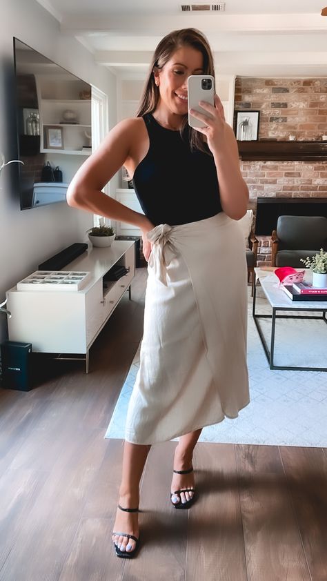 spring vacation looks Linen Wrap Skirt Outfit, White Wrap Skirt Outfit, Black Linen Skirt Outfit, Wrap Skirt Outfit, White Wrap Skirt, Linen Wrap Skirt, Spring Brunch, Midi Skirt Outfit, Spring Vacation