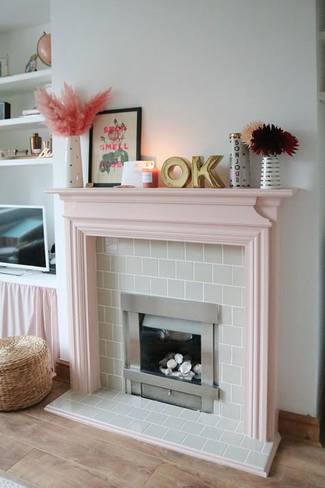 Diy Fire Surround, Refurbished Fireplace, Painted Fireplace Ideas, Fake Fireplace Diy, Fake Fireplace Ideas, Diy Fireplace Surround, Faux Foyer, Bedrooms Romantic, Chic Fireplace