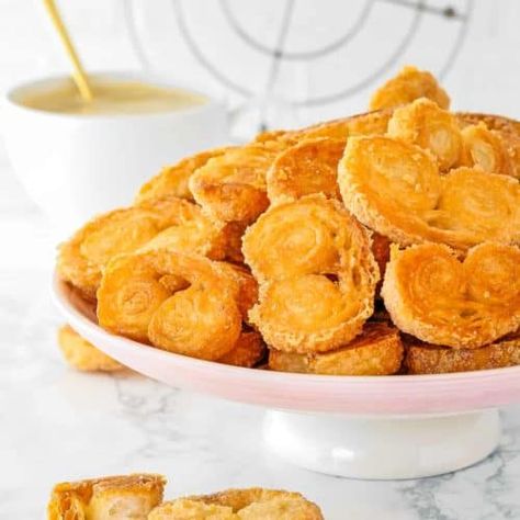 Easy Palmiers Recipe (Elephant Ear Cookies or Palmeritas) - Mommy's Home Cooking Elephant Ear Cookies, Palmiers Recipe, Egg Free Cookies, Eggless Chocolate Chip Cookies, Deserts Easy, Eggless Recipes, Cookie Videos, Soft Sugar Cookies, Frozen Puff Pastry