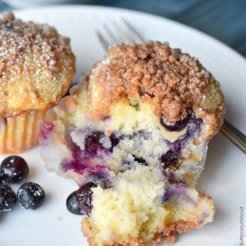 Huckleberry Muffins, Muffins With Sour Cream, Huckleberry Recipes, Sour Cream Blueberry Muffins, Sour Cream Muffins, Muffins Blueberry, Blueberry Muffins Recipe, Fig Cake, Moist Muffins