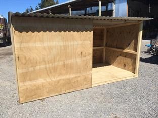 Outdoor Pig Shelter, Animal Shelters Diy, Diy Animal Shelter Ideas, Diy Pony Shelter, Pig Shelter Plans, Pig Shed Ideas, Mini Cow Shelter, Pig Pen Ideas Shelters, Pig Shelter Diy