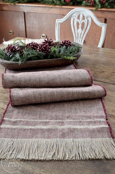 DIY No Sew Burlap Table Runner - anderson + grant Burlap Table Runner Diy, Diy Table Runner, Burlap Crafts Diy, Homemade Christmas Crafts, Sew Christmas, Table Runner Diy, Diy Wedding Table, Cottage Market, Burlap Table