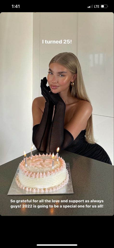 Kitchen Birthday Photoshoot, Birthday Content Instagram, 28 Bday Ideas, Bday Cake Photoshoot, Birthday Picture Ideas Restaurant, Birthday Astethic Pictures, Birthday Cake Shoot, Birthday Fotoshoot Ideas, Birthday Cake Pose