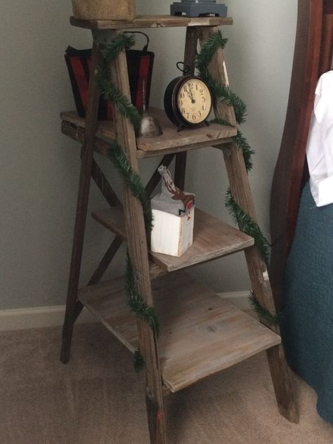 Old Step Ladders Repurposed, Step Ladder Decor, Old Ladder Ideas, Wood Ladder Decor, Repurposed Ladders, Antique Ladder, Ladder Plant Stand, Old Wooden Ladders, Ladder Ideas