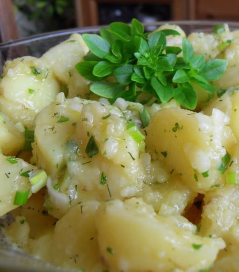 Herbed Potato Salad | This boasts a tangy vinaigrette dressing and punchy herb flavour. | #theenglishkitchen.blogspot.com Herbed Potato Salad, Southern Style Potato Salad, Simple Vinaigrette, The English Kitchen, English Kitchen, English Kitchens, Sliced Ham, Vinaigrette Dressing, Juicy Tomatoes