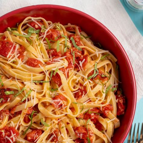 Fettuccine Pasta with Tomatoes and Garlic | Hunt's Pasta With Tomatoes, Culinary Institute Of America, Fettuccine Pasta, Complete Nutrition, Pasta Sauces, Starters Recipes, Crushed Red Pepper Flakes, Recipe Details, Garlic Sauce