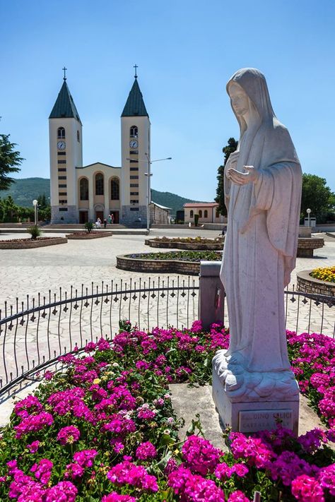 Medjugorje Medjugorje Pictures, Medjugorje Bosnia, Pray Until Something Happens, Our Lady Of Medjugorje, Birthday Flowers Bouquet, Jesus Mother, Virgin Mary Art, Jesus Christ Painting, Divine Mother