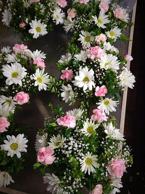 Pink Daisy Centerpieces, Pink And Green Theme Party, Daisy Centerpiece Ideas, Daisy Floral Arrangements, Carnations And Daisies, White Carnation Bouquet, Carnation Centerpieces, Daisy Flower Arrangements, Daisy Centerpieces