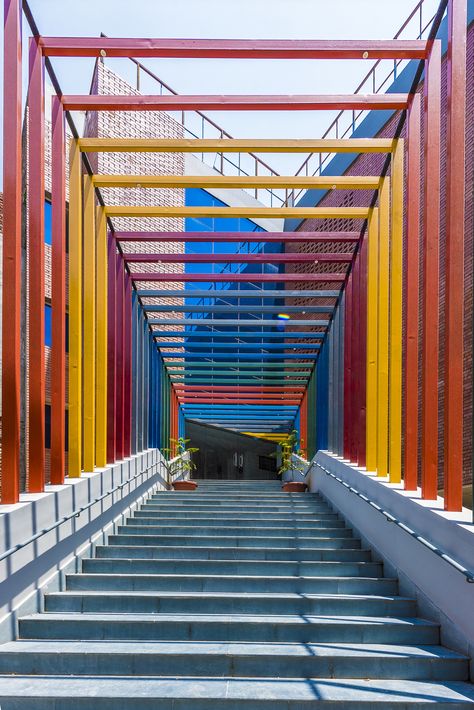 Kindergarten Facade, School Outdoor Area, A School Building, Sustainable Schools, Blackboard Wall, School Entrance, Concrete Finishes, Solar Shades, Cool Roof