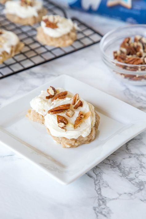 Easy Hummingbird Cookies: Get the flavor of a classic southern Hummingbird cake in delicious cookie form with just a few simple ingredients. Hummingbird Cookies, 3 Ingredient Cookies, Cookie Deserts, Cookie Maker, Baking 101, Cookies Pastry, Easy Eat, Candy Desserts, Yummy Sweets